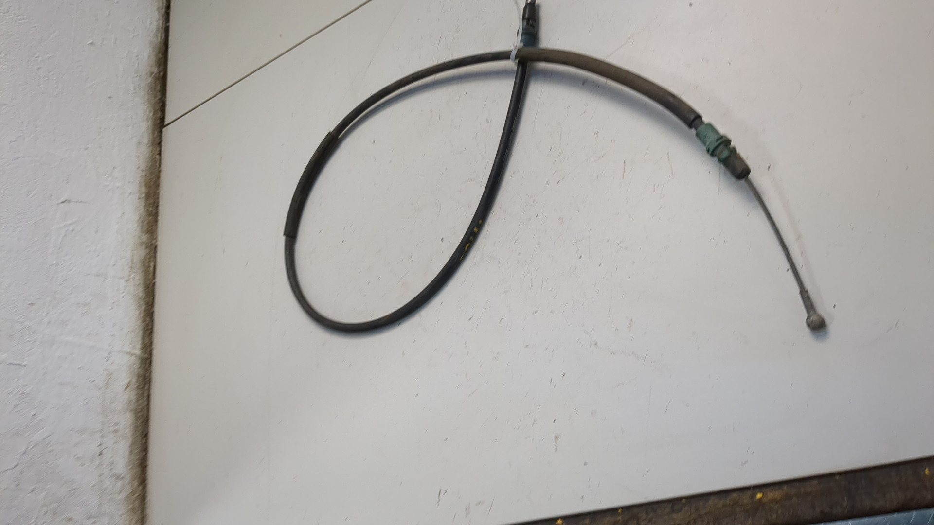 Трос стояночного тормоза