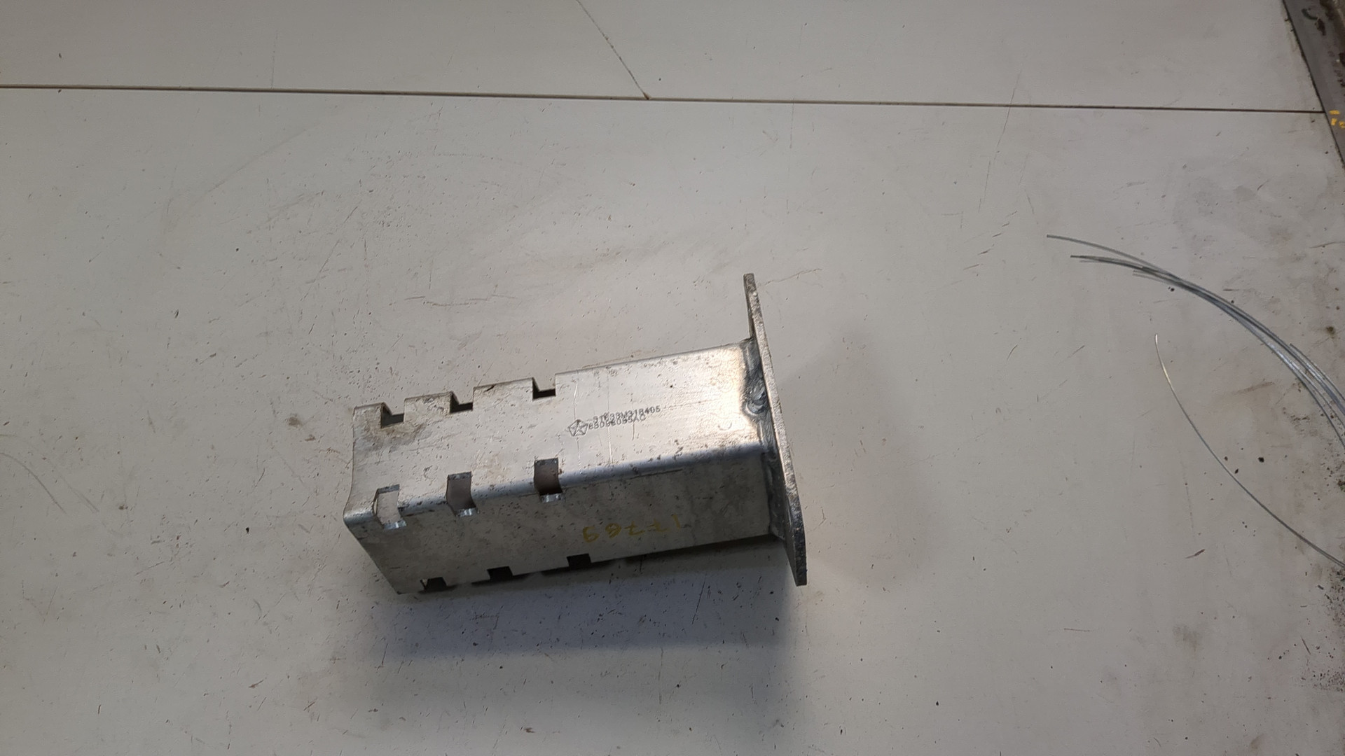 Кронштейн усилителя переднего бампера левый