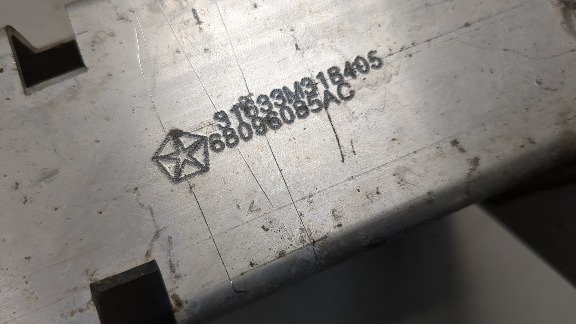 Кронштейн усилителя переднего бампера левый