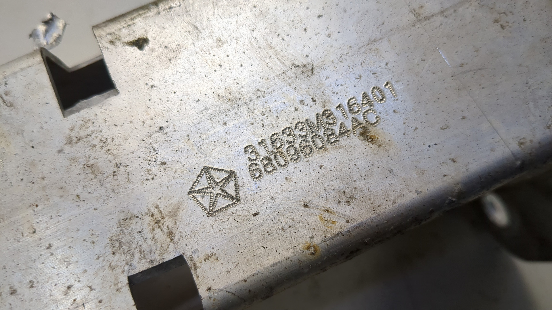 Кронштейн усилителя переднего бампера правый