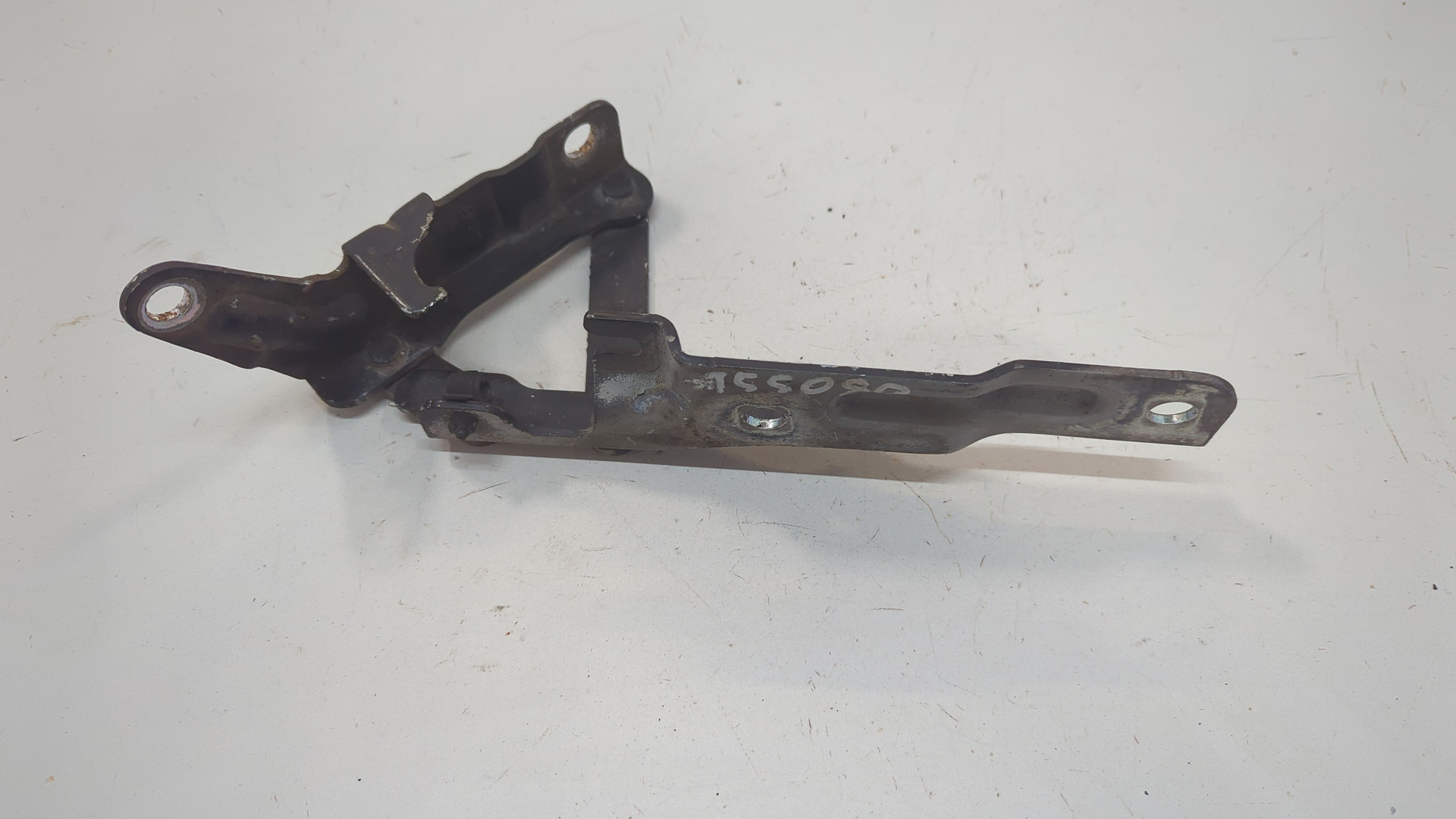 Петля капота правая