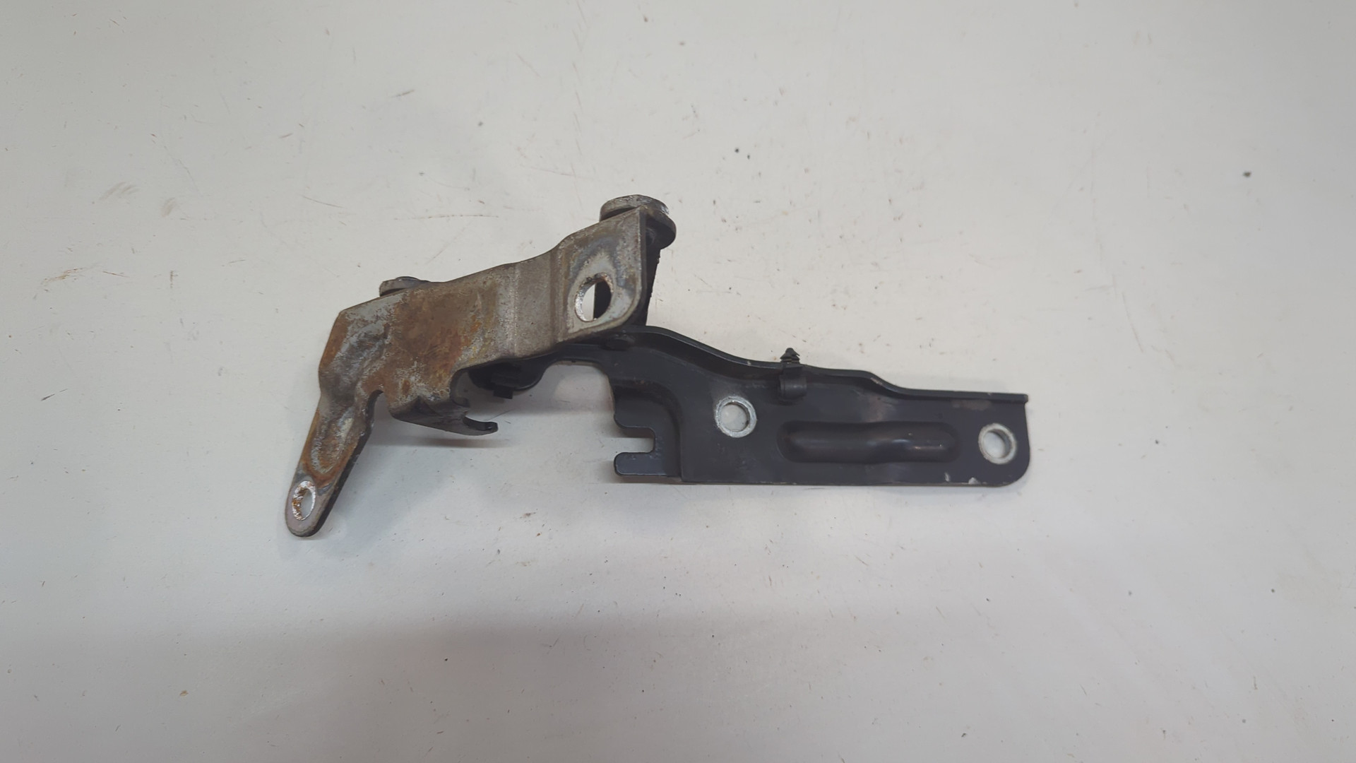 Петля капота правая