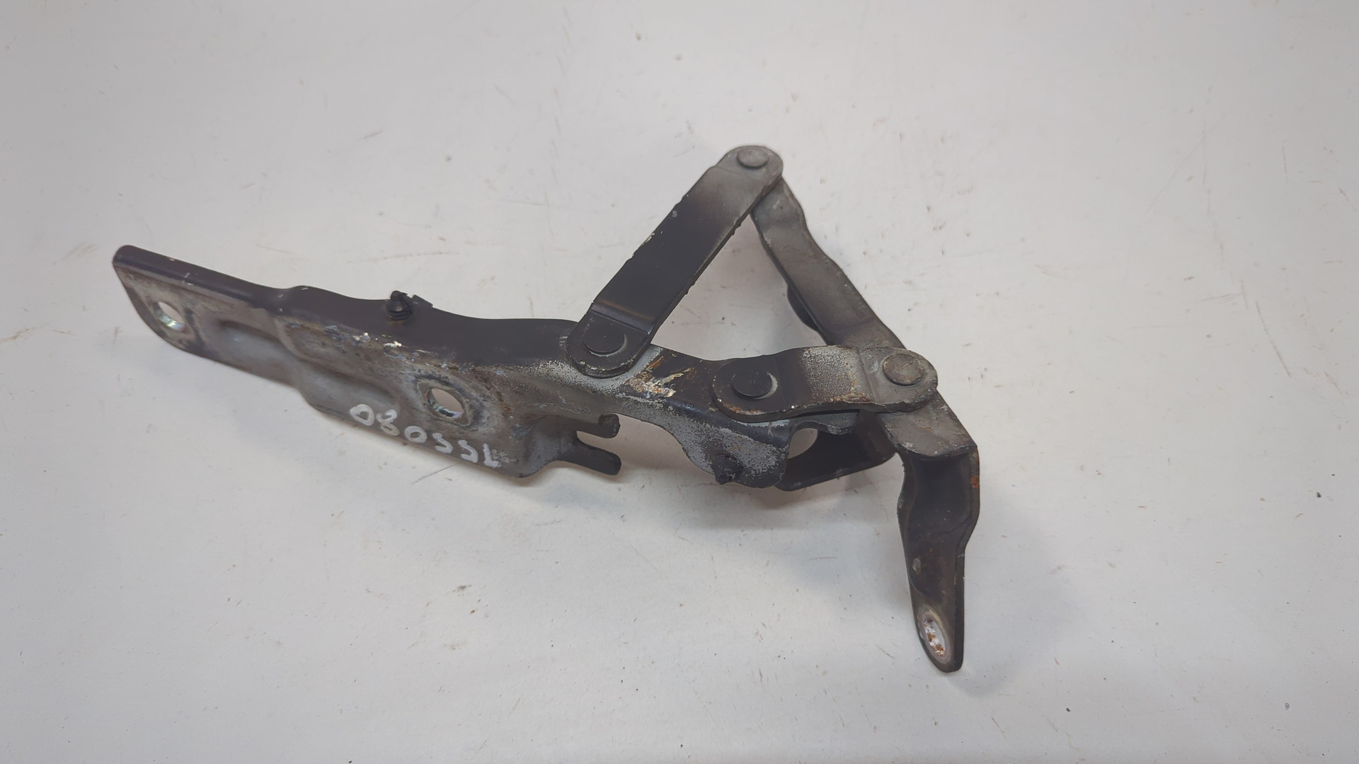 Петля капота правая