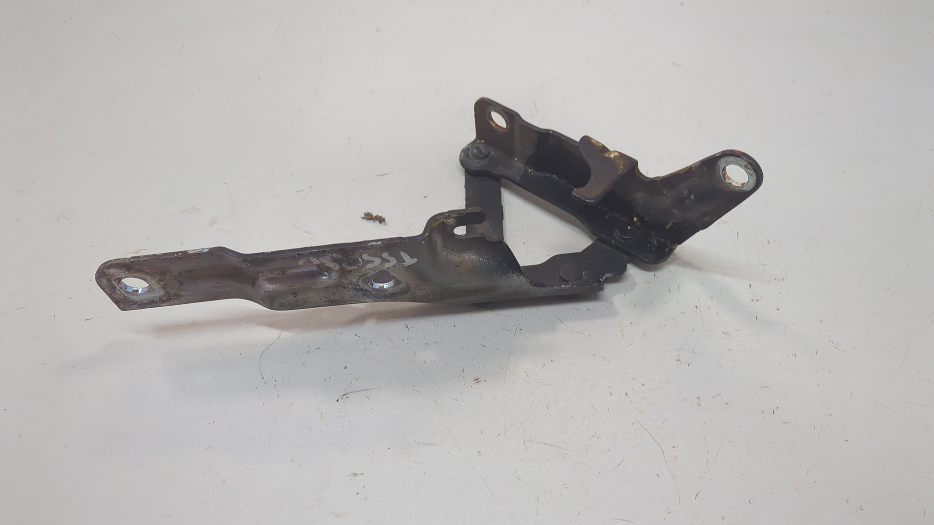 Петля капота левая