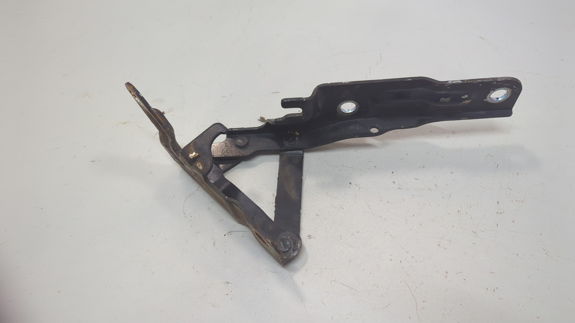 Петля капота левая