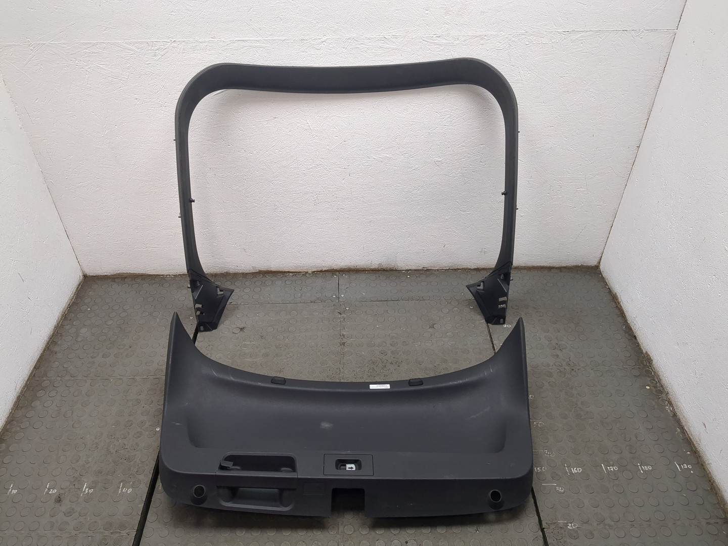 Обшивка двери багажника