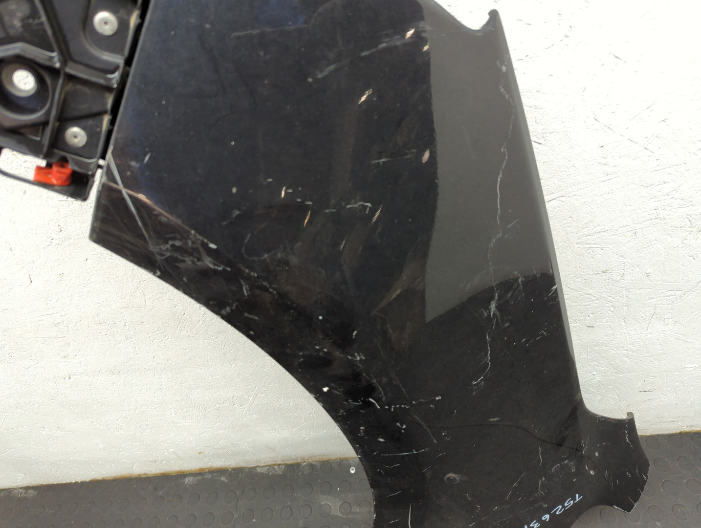 Крыло переднее левое