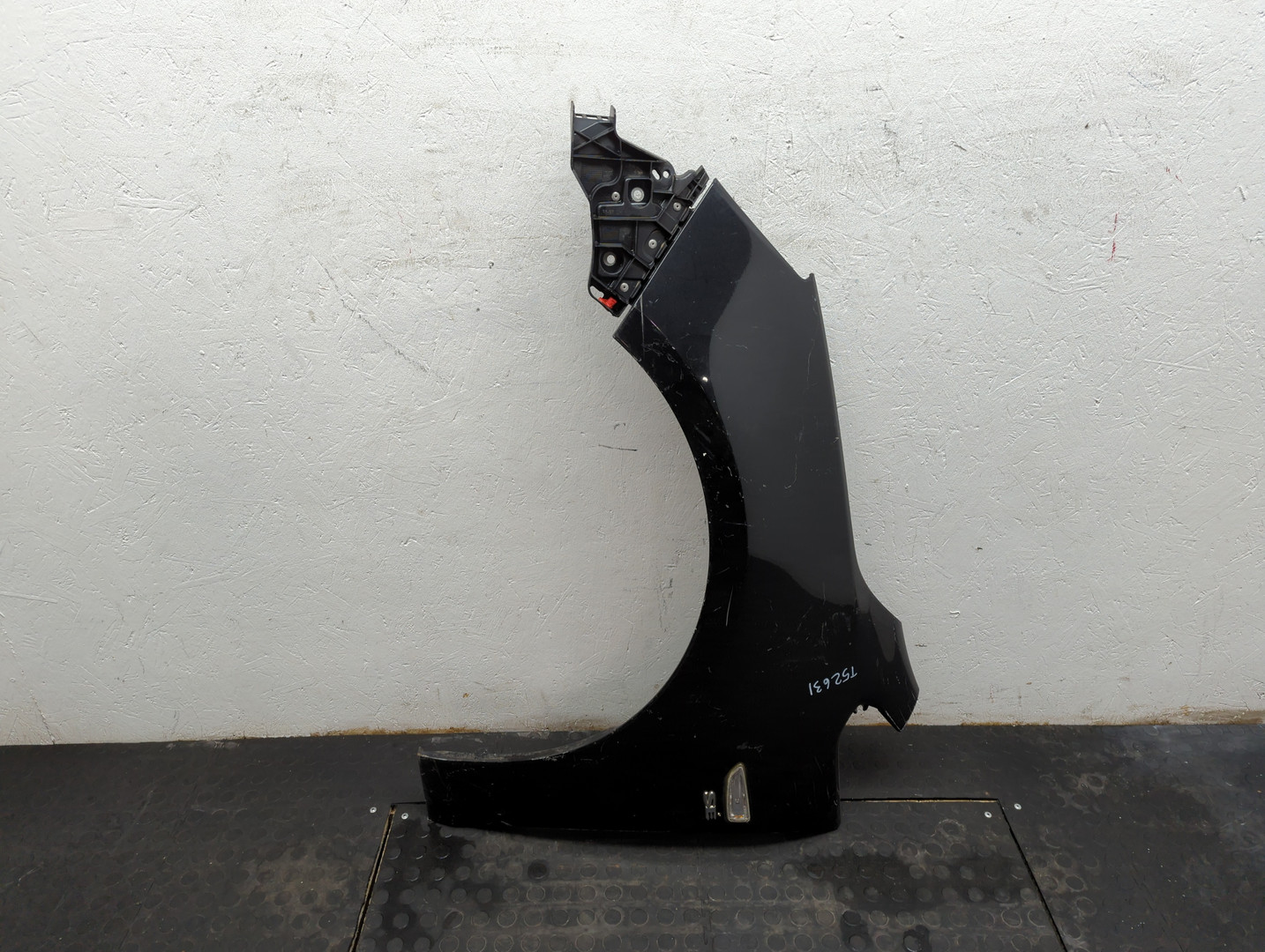 Крыло переднее левое