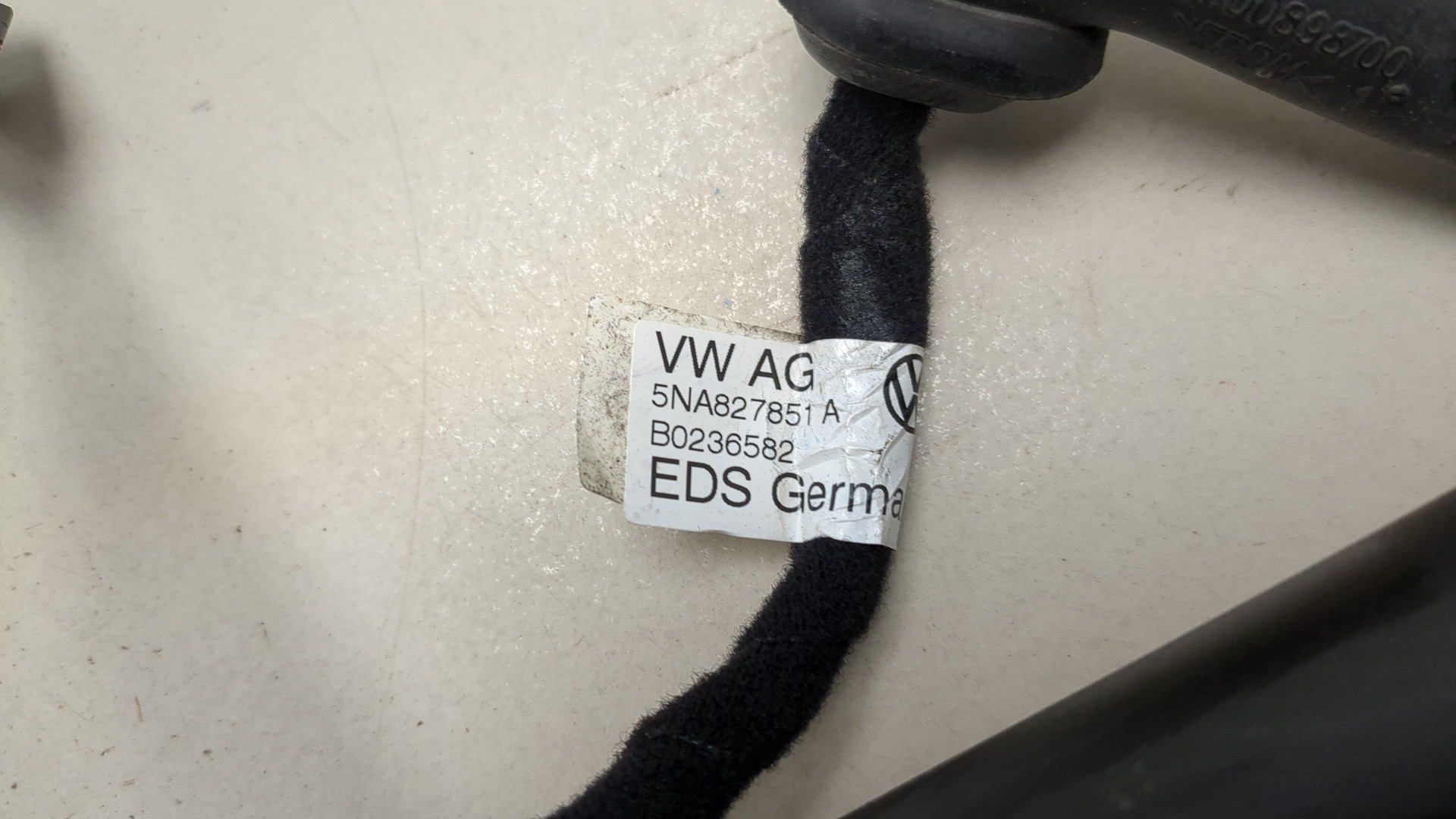 Амортизатор крышки багажника