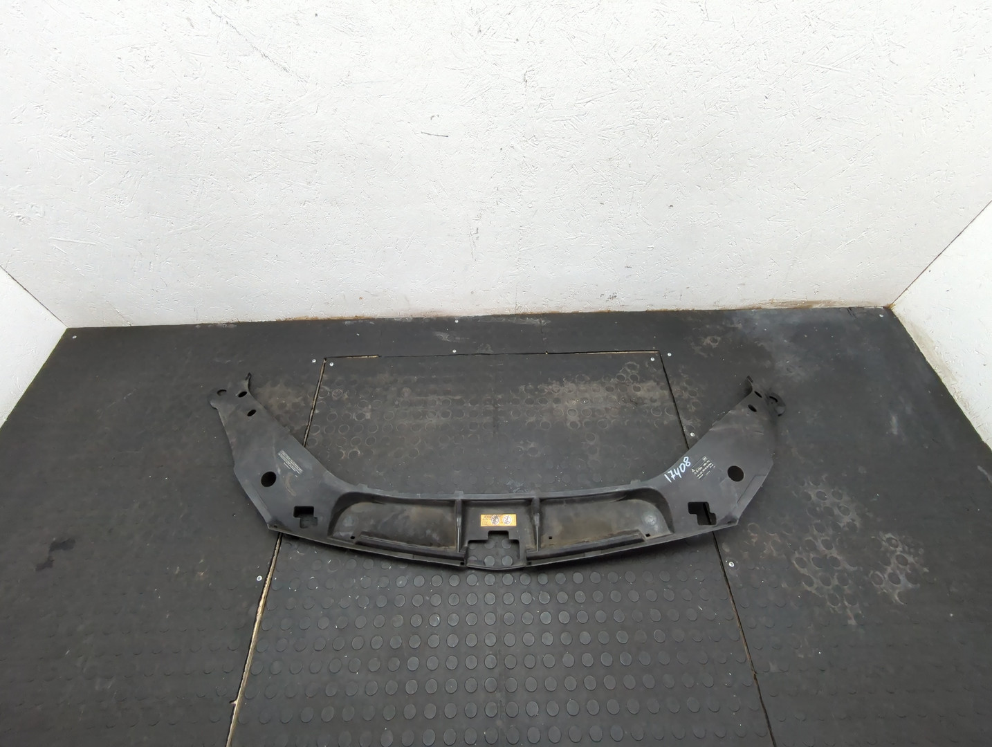 Кожух замка капота