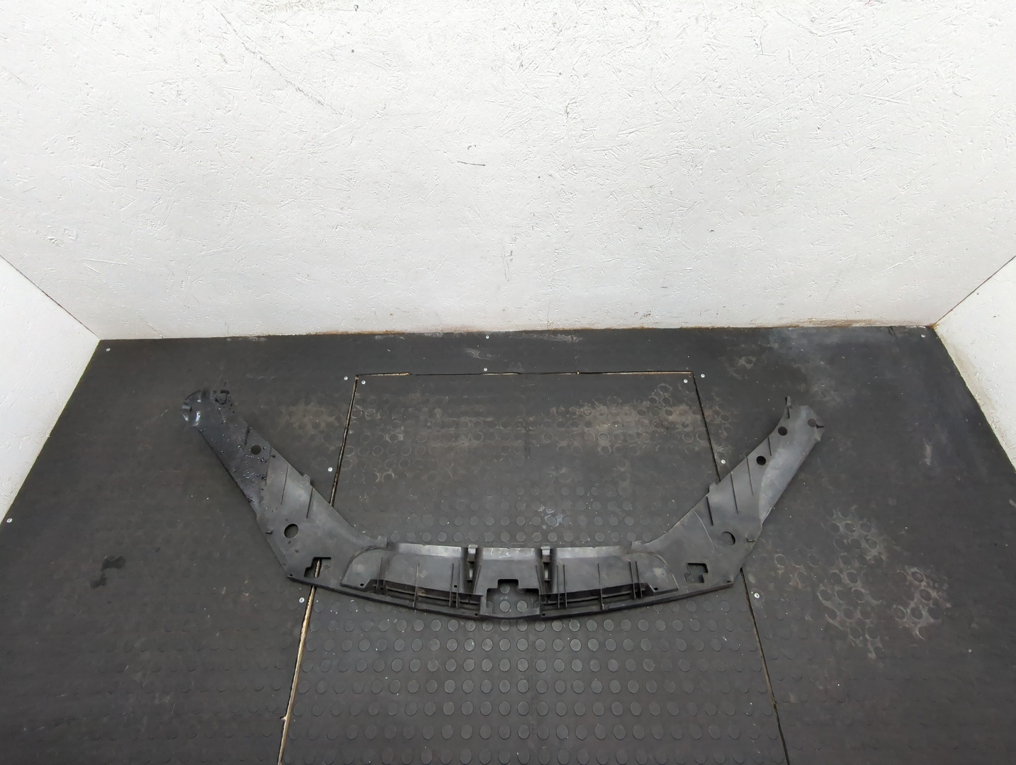 Кожух замка капота