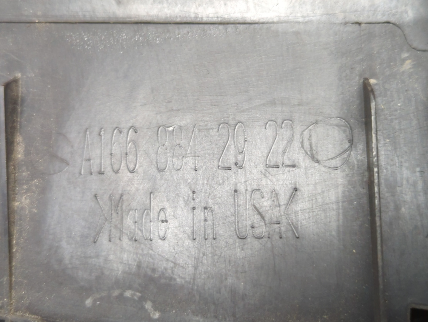 Кожух замка капота