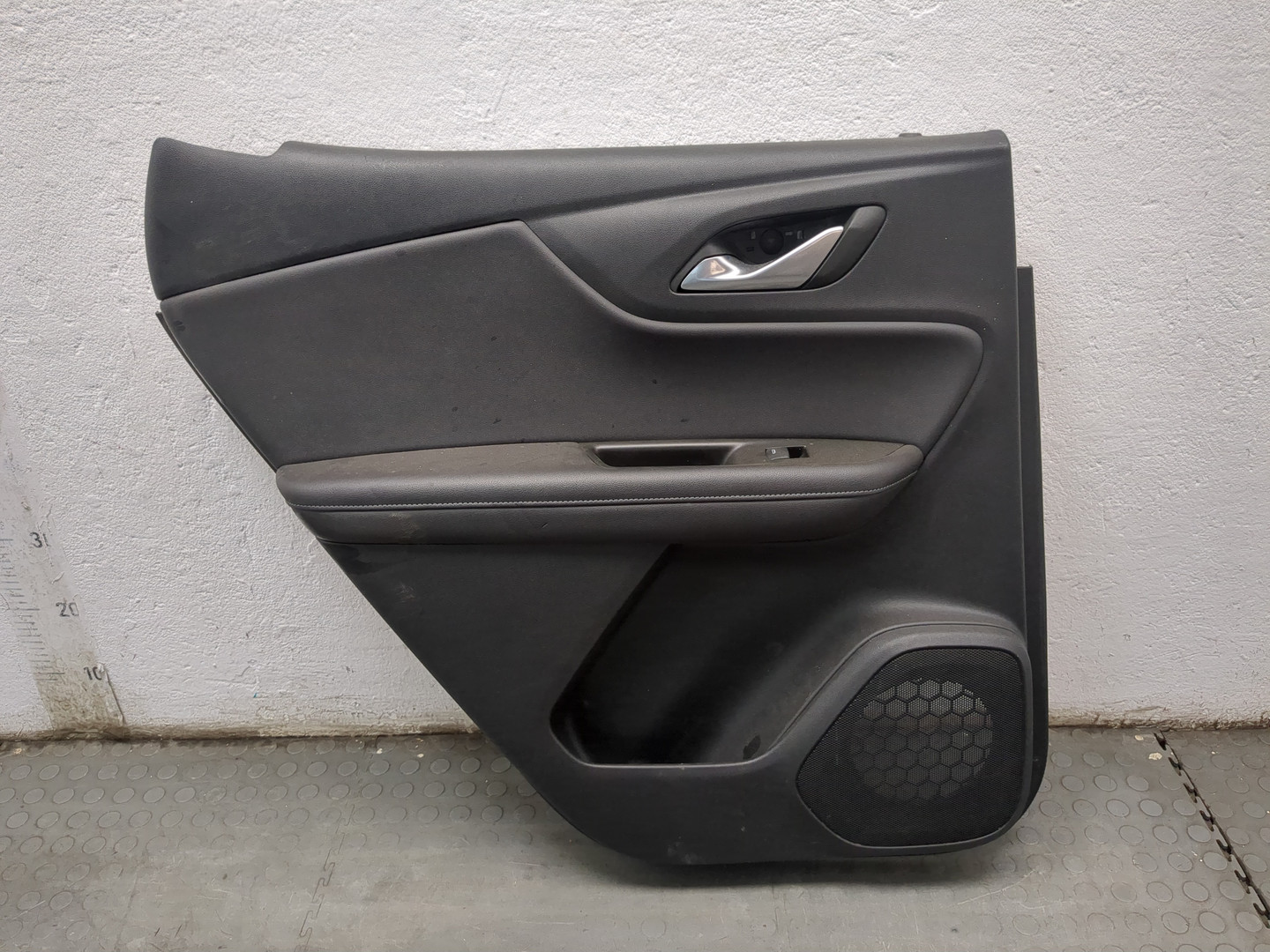 Обшивка двери задней левой