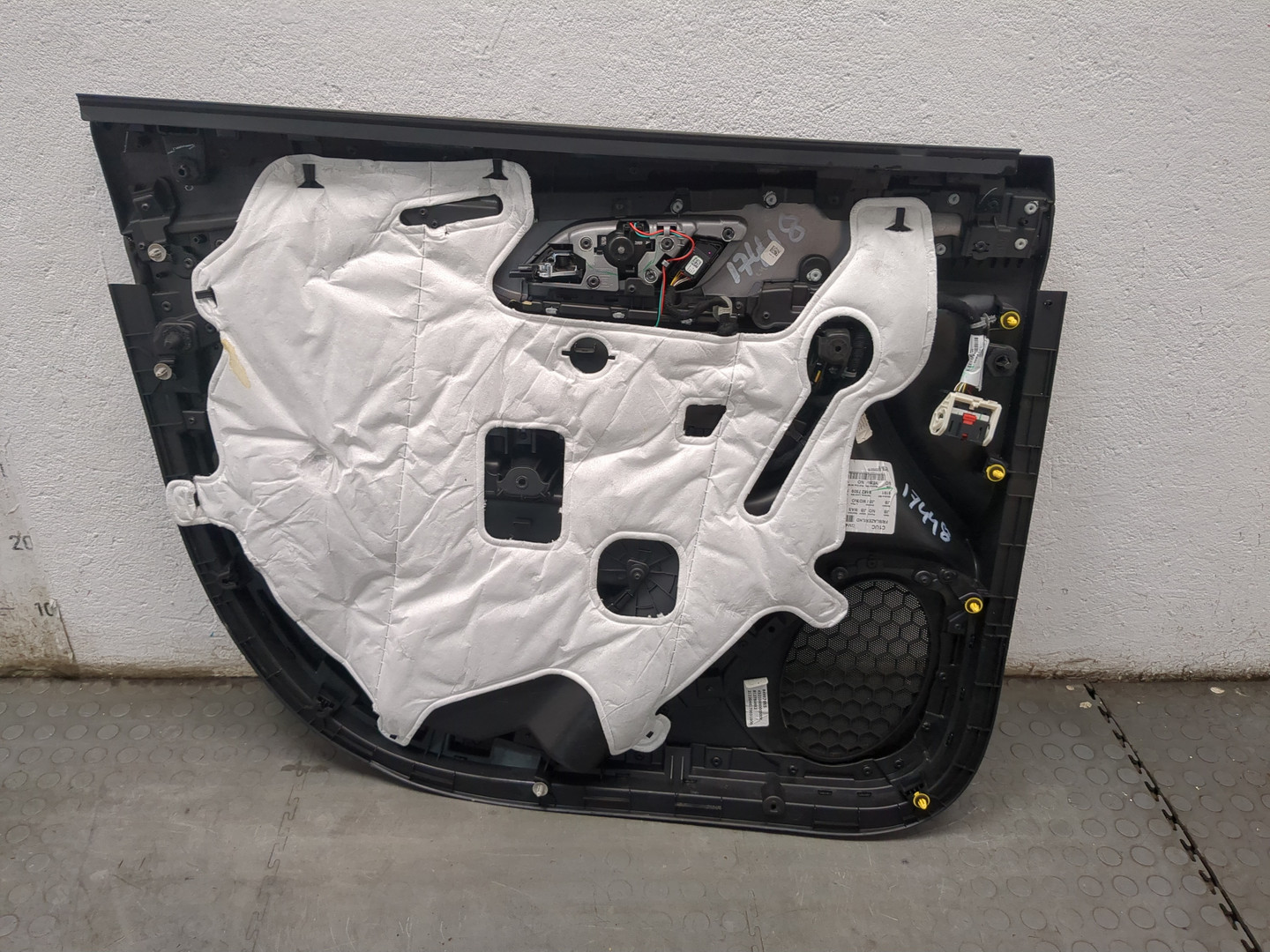 Обшивка двери передней правой