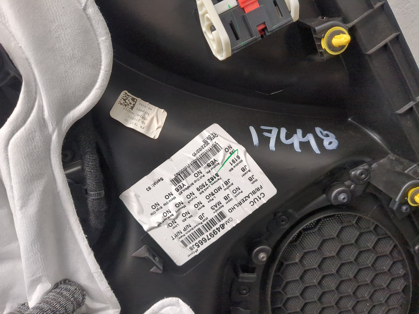 Обшивка двери передней правой