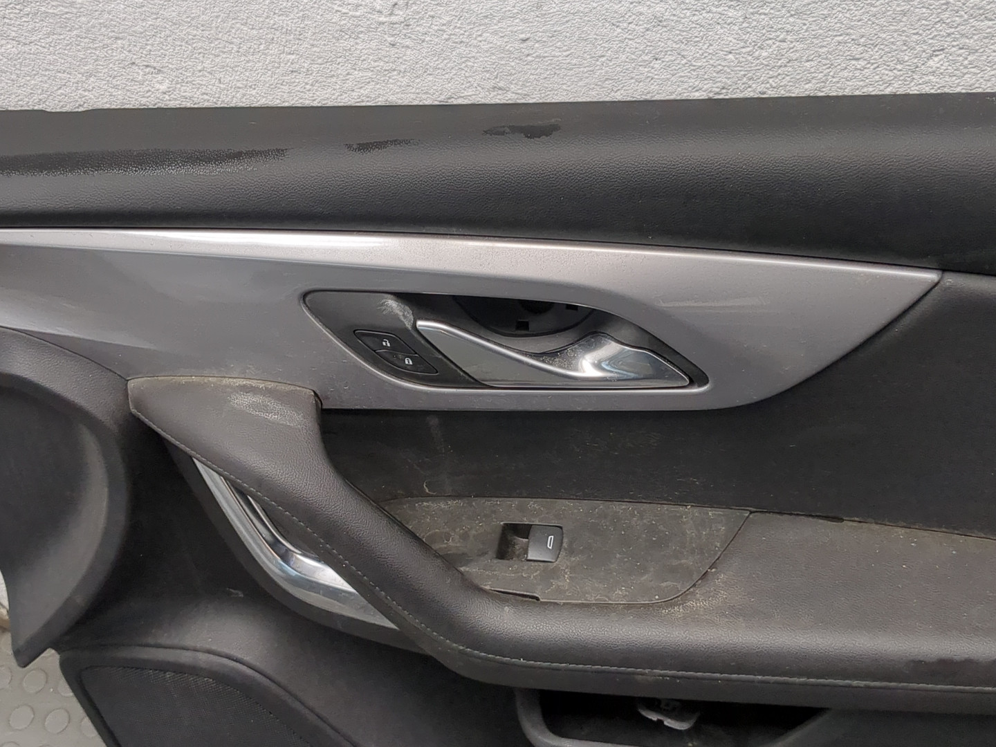 Обшивка двери передней правой