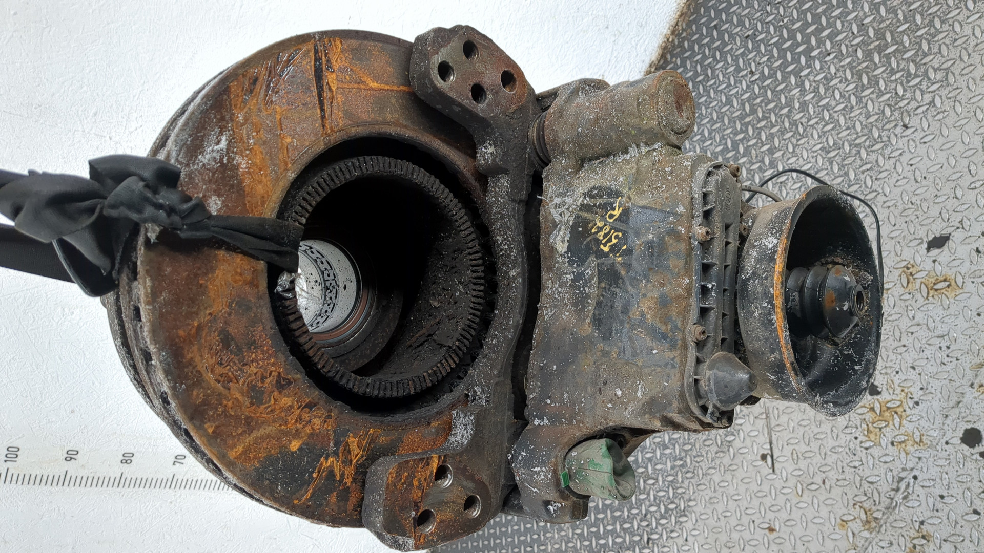 Кулак поворотный задний правый