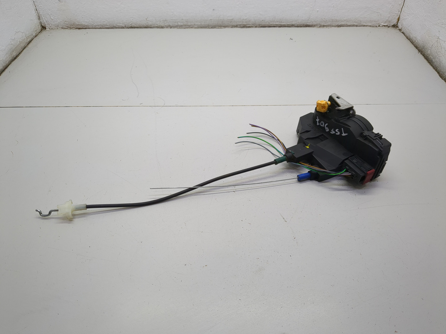 Замок двери передней правой