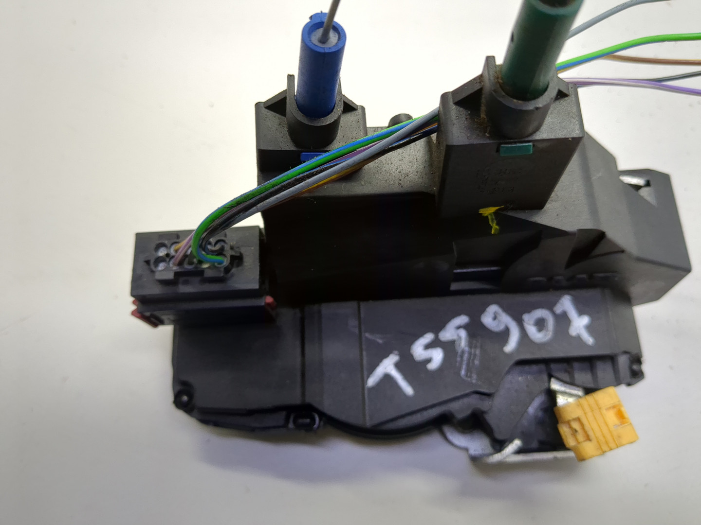 Замок двери передней правой