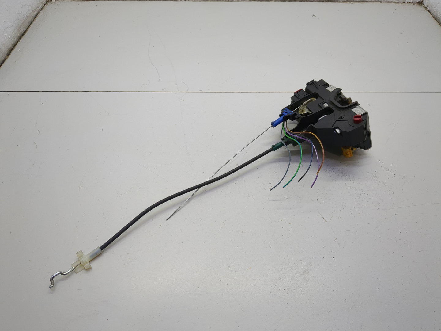 Замок двери передней правой