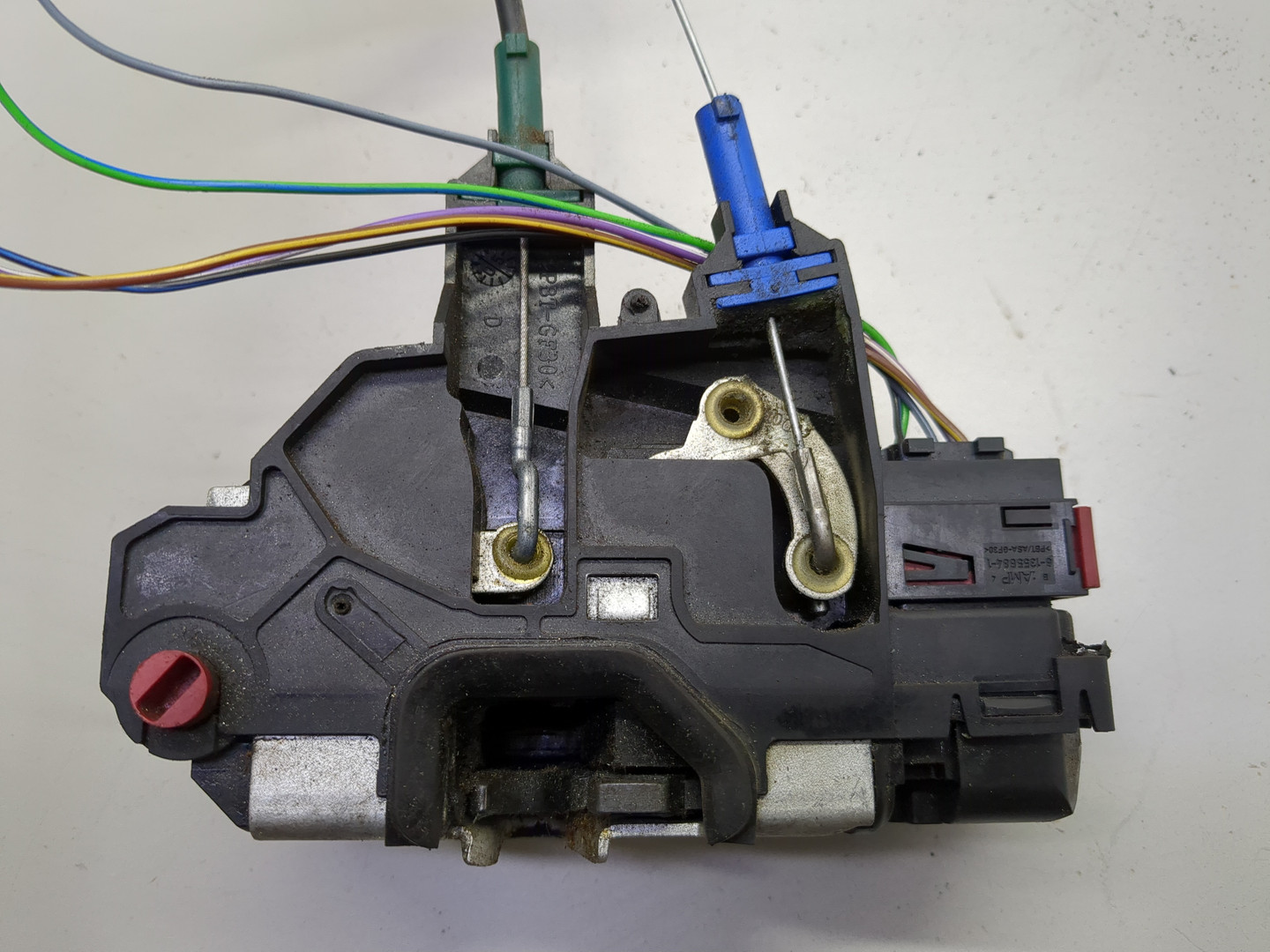 Замок двери передней правой