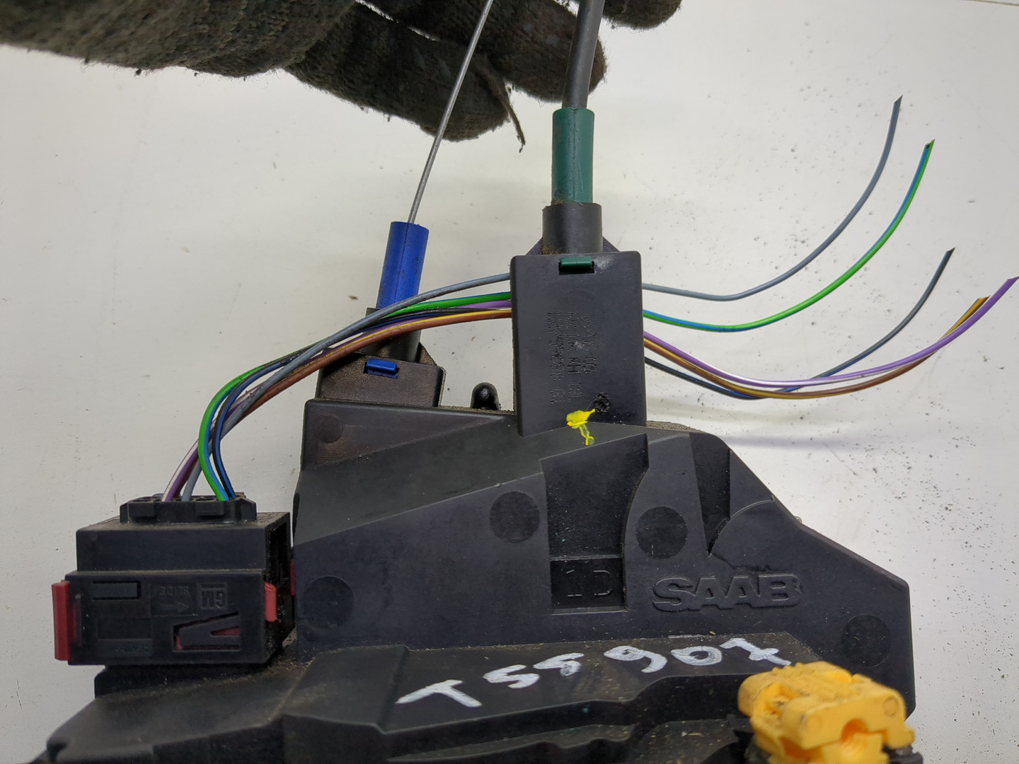 Замок двери передней правой