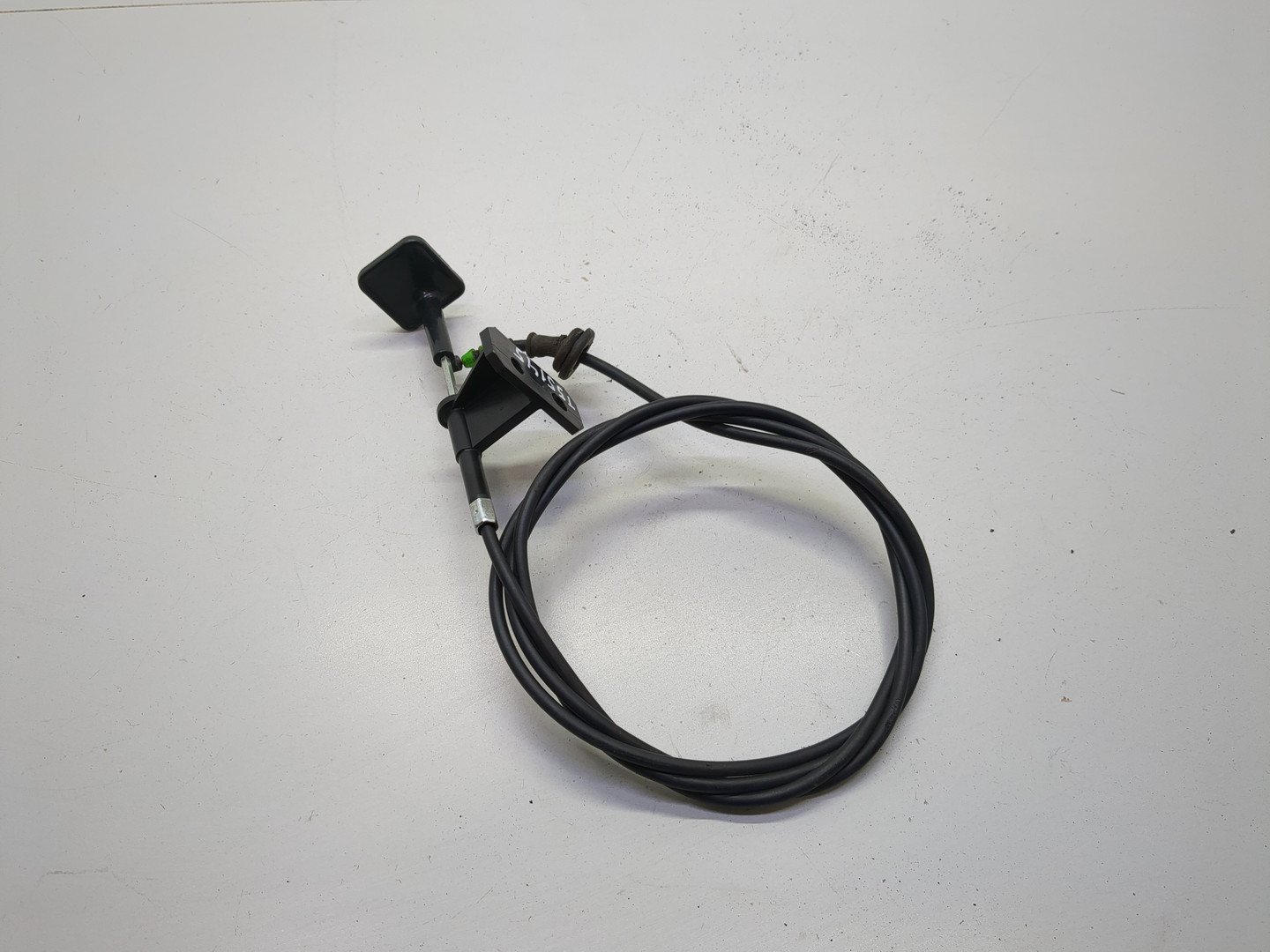 Трос открывания капота