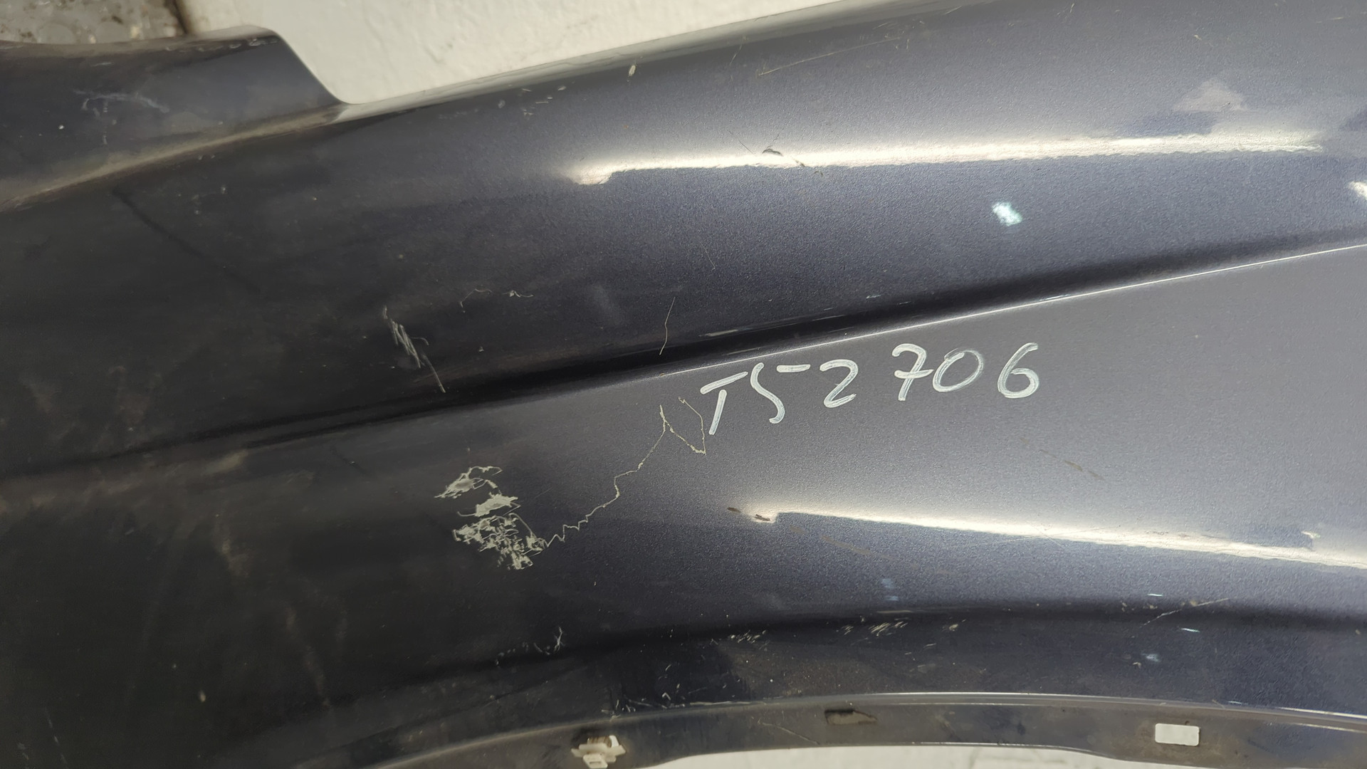 Крыло переднее правое