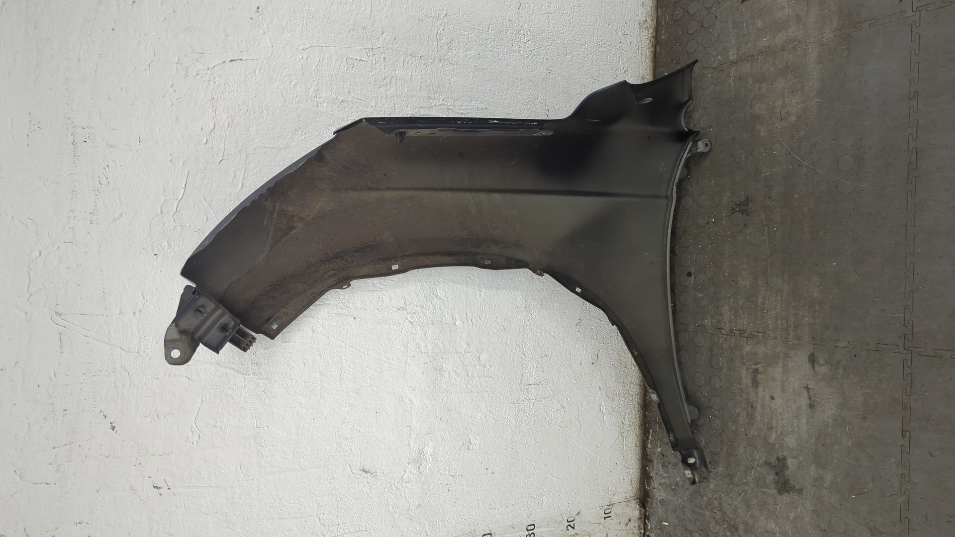 Крыло переднее правое