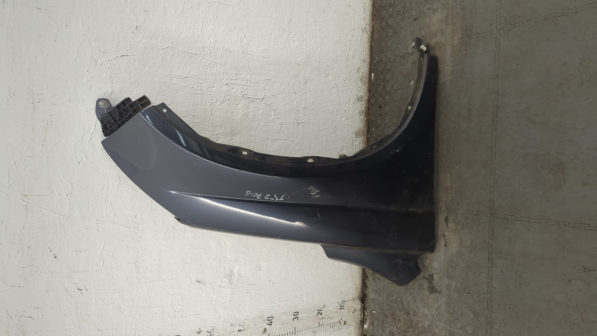 Крыло переднее правое