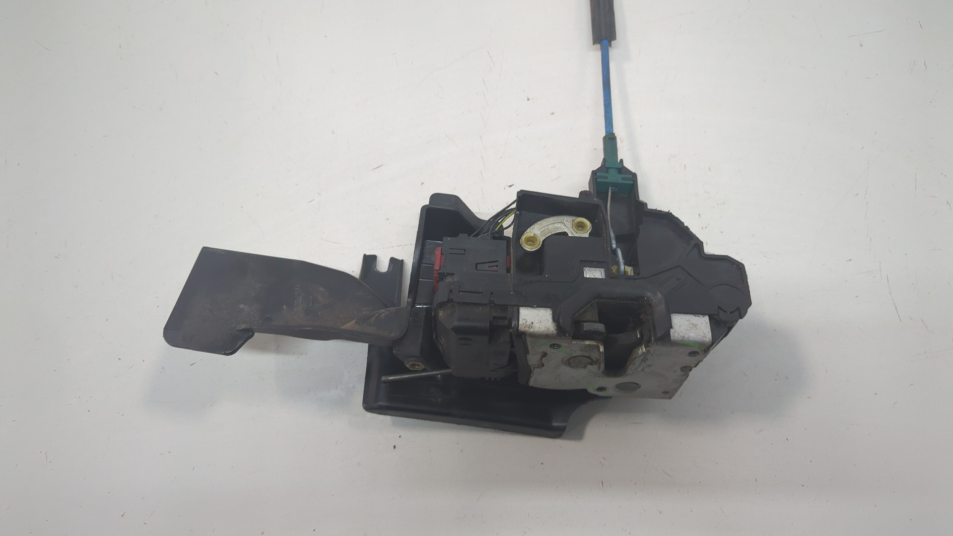 Замок двери передней левой