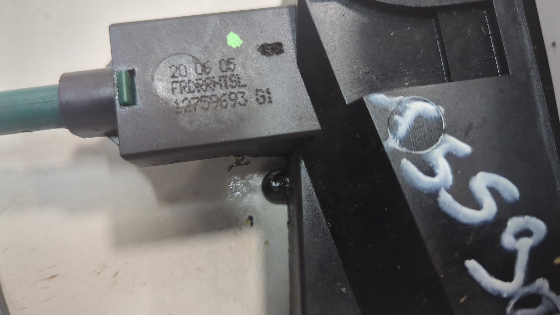 Замок двери передней левой