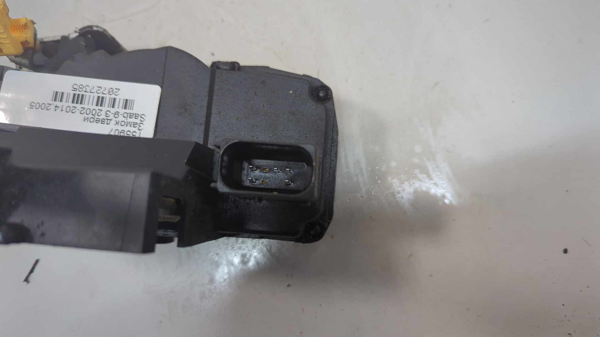 Замок двери передней левой