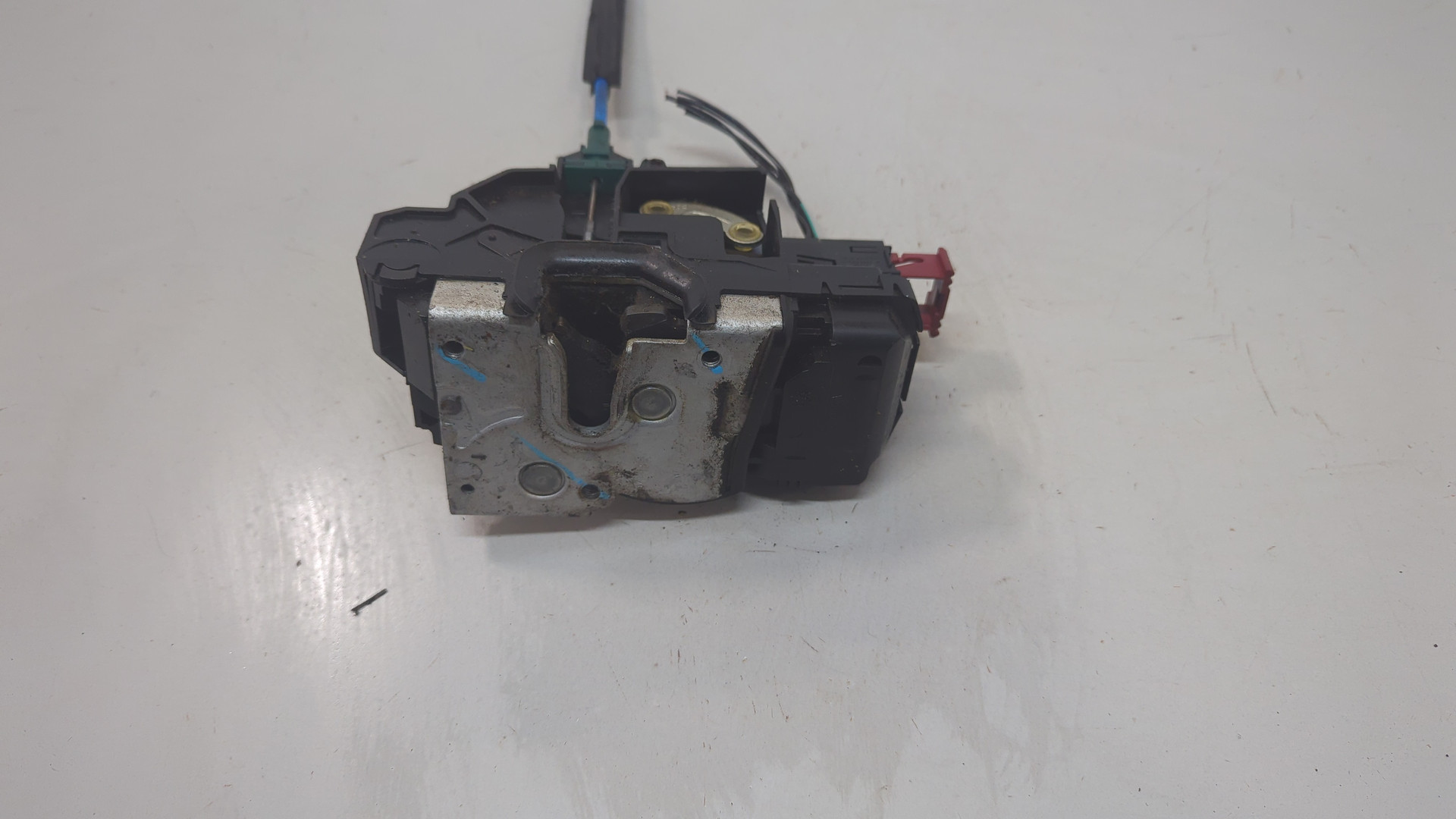 Замок двери передней левой