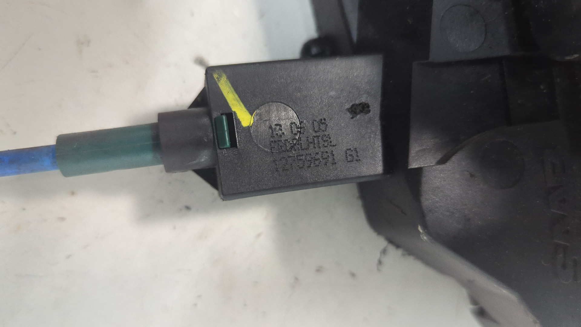 Замок двери передней левой