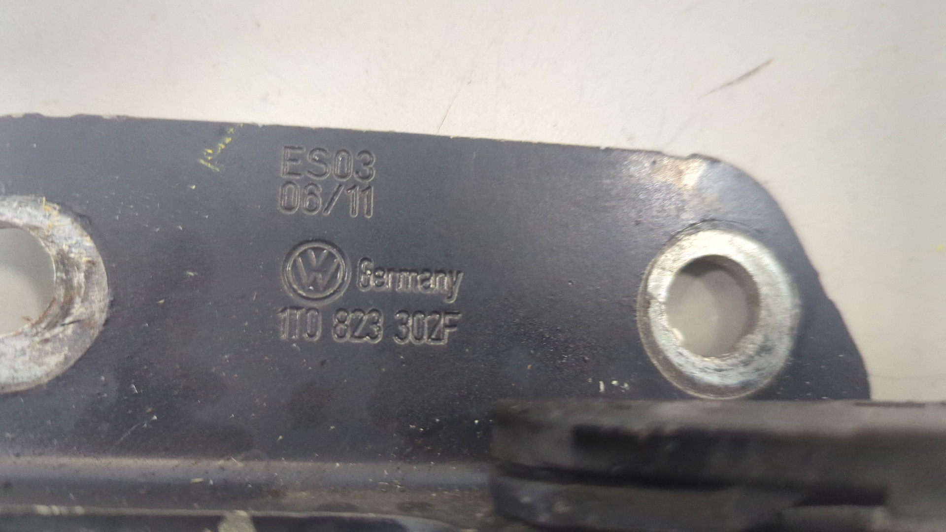 Петля капота правая