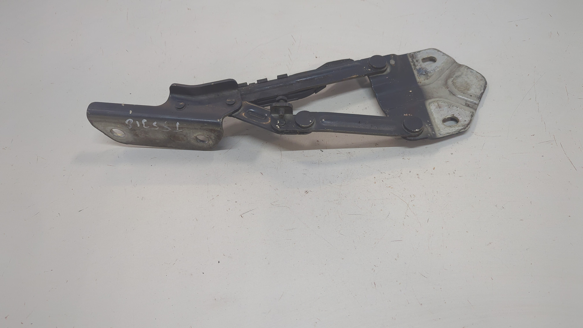 Петля капота правая