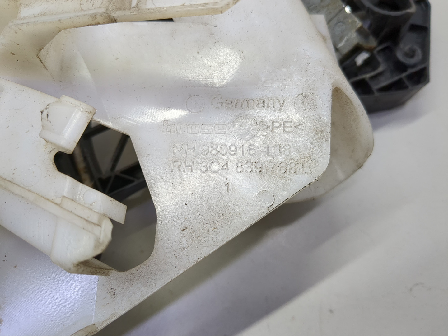 Замок двери задней правой