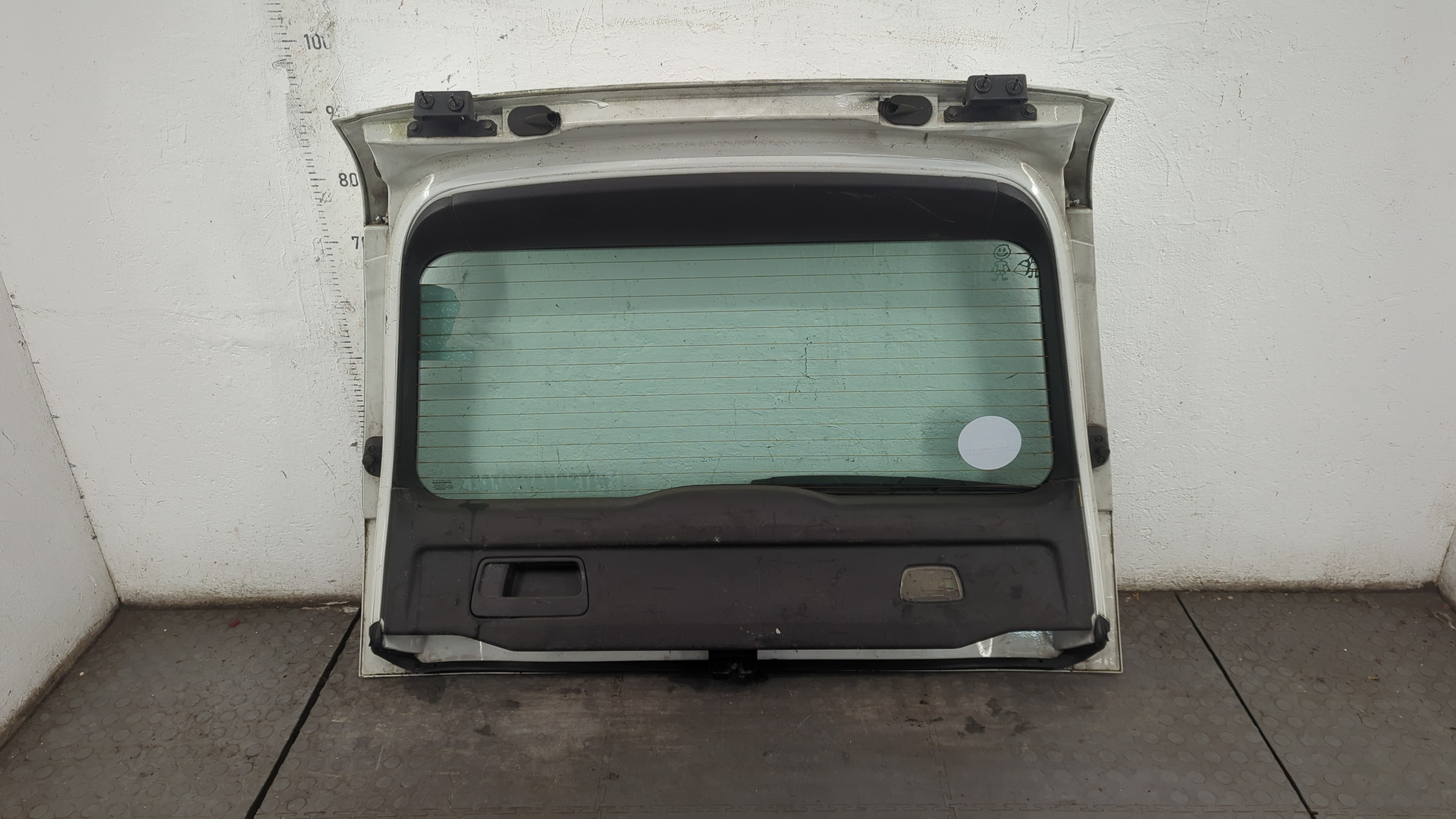 Дверь багажника