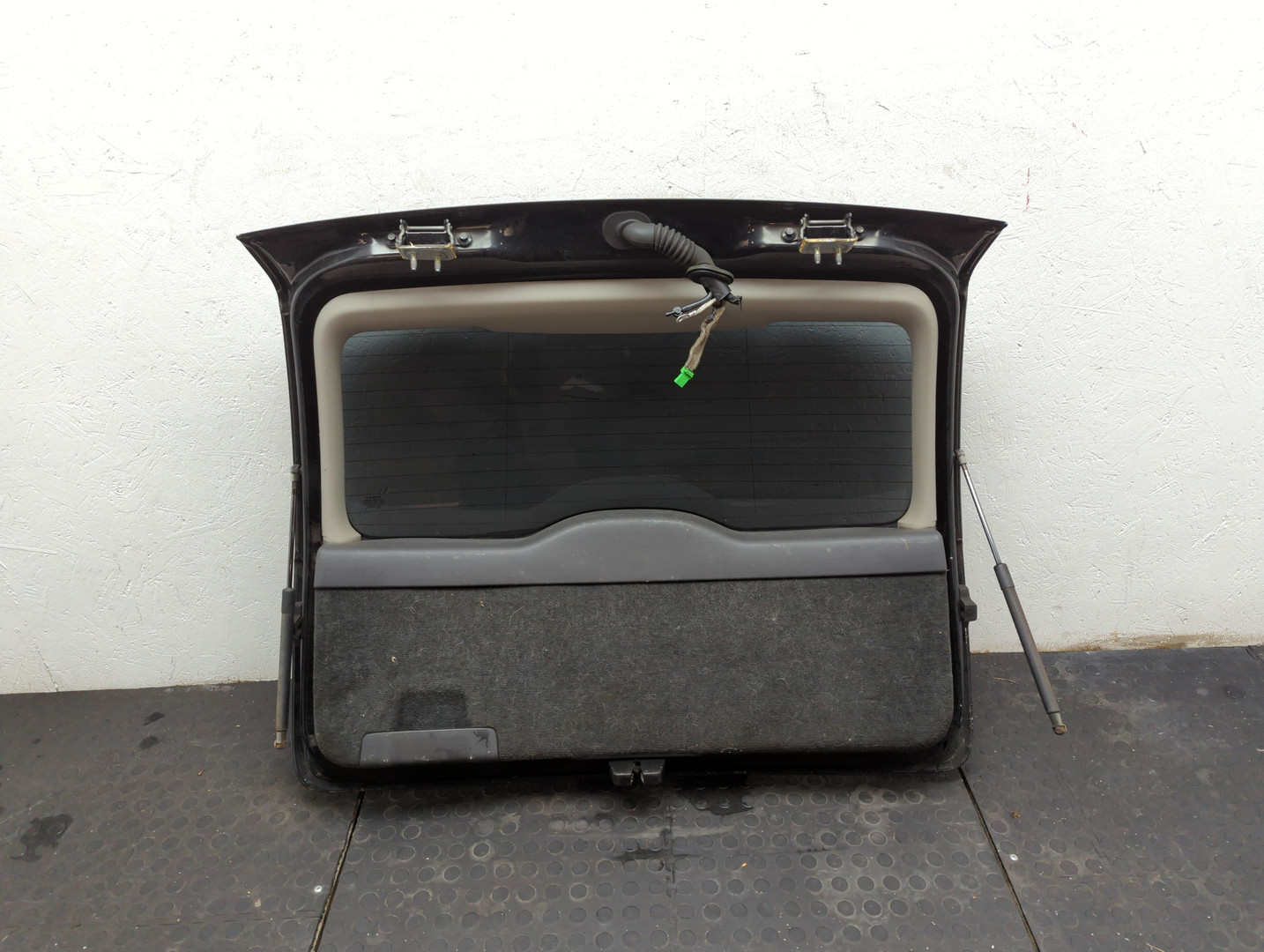 Дверь багажника