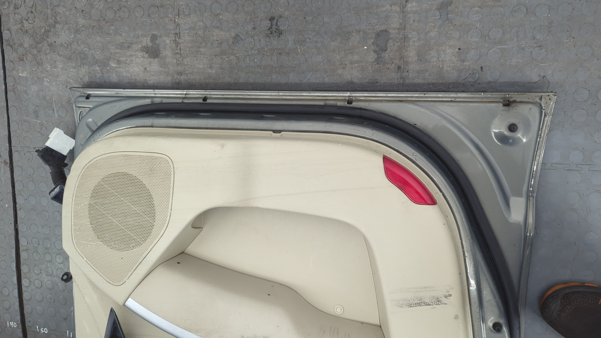 Дверь передняя левая