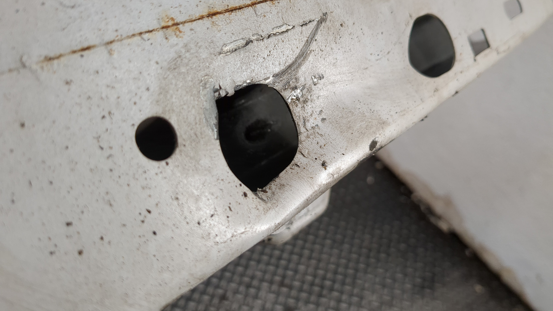 Усилитель переднего бампера