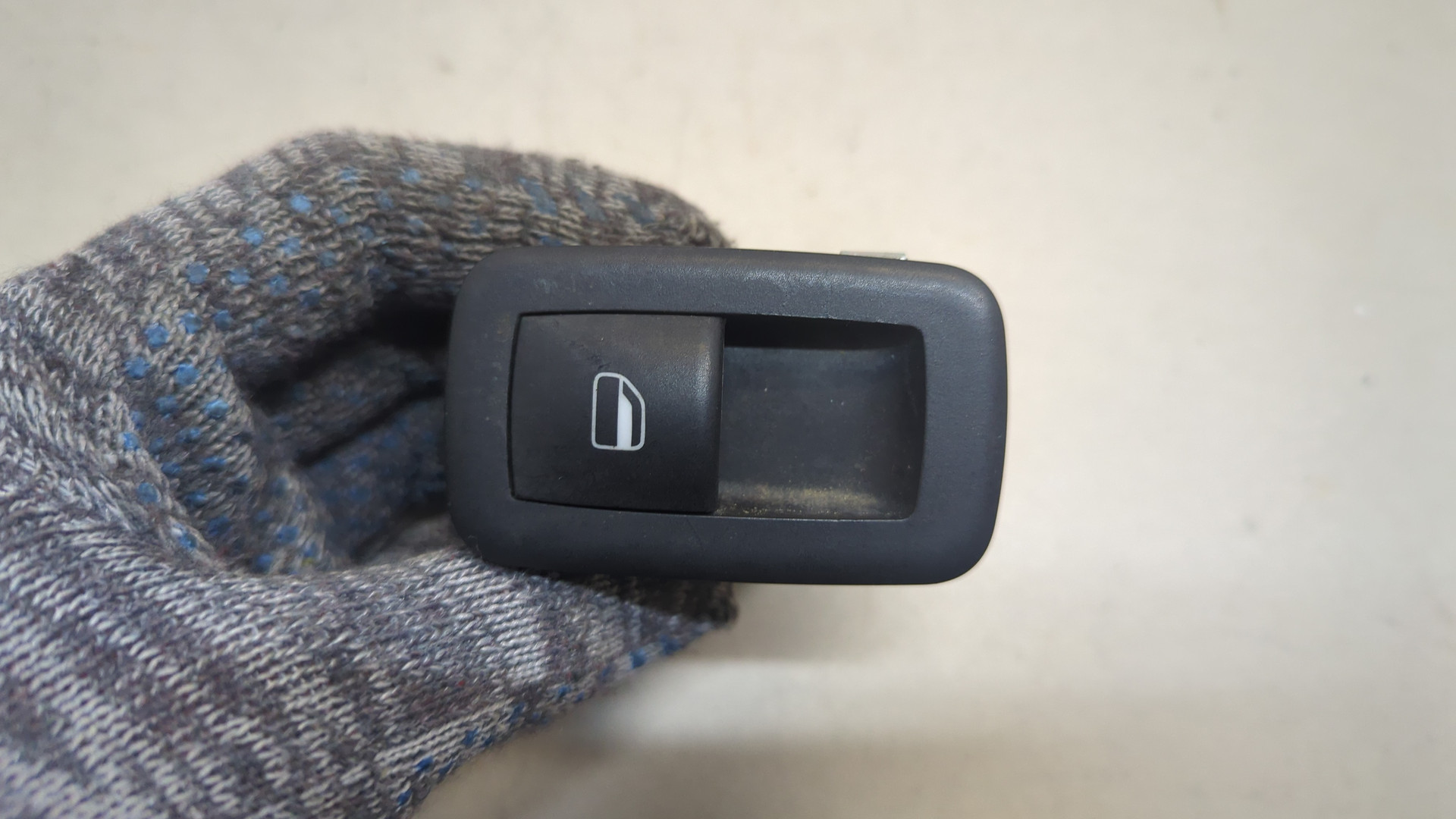 Кнопка стеклоподъемника