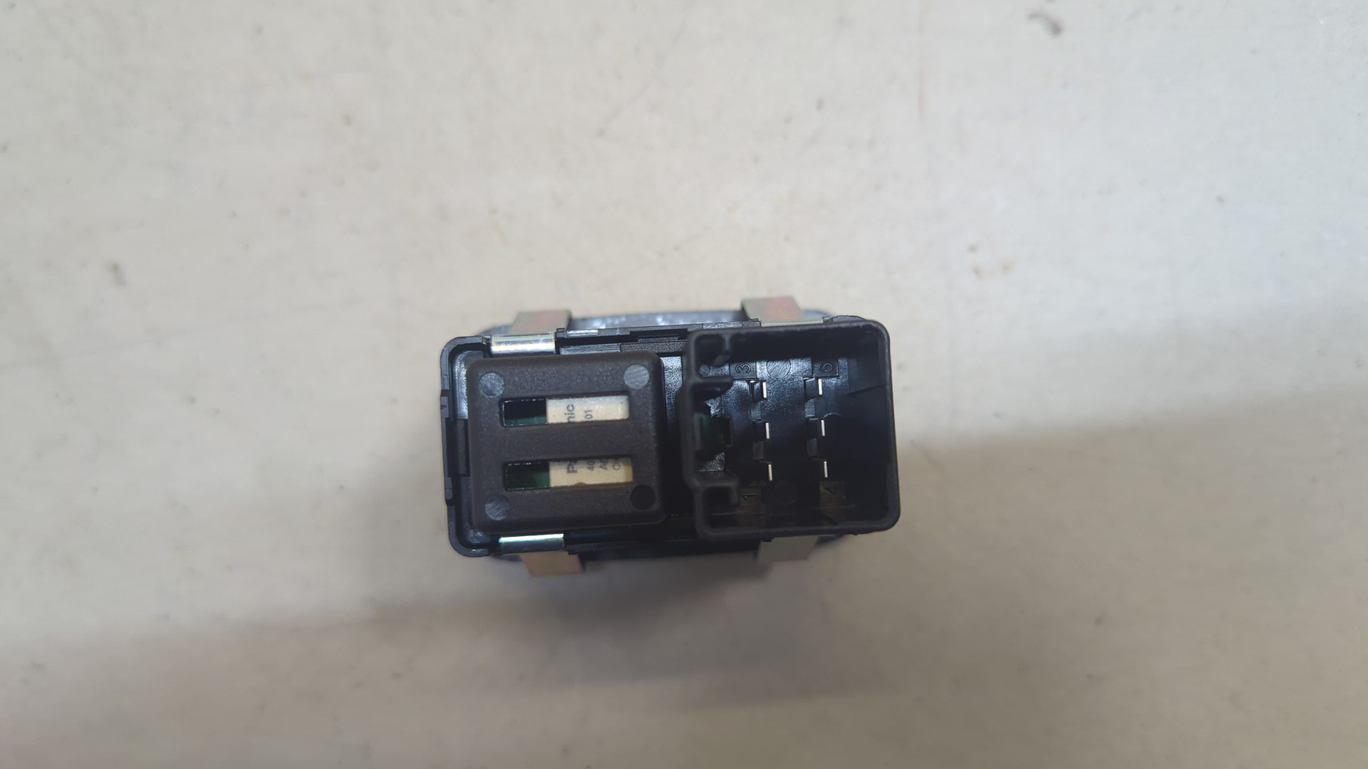 Кнопка стеклоподъемника