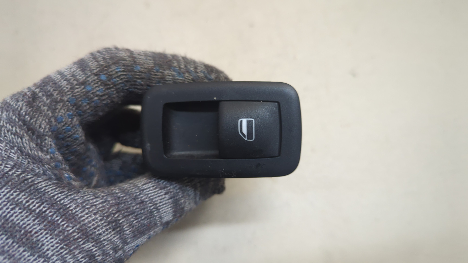 Кнопка стеклоподъемника