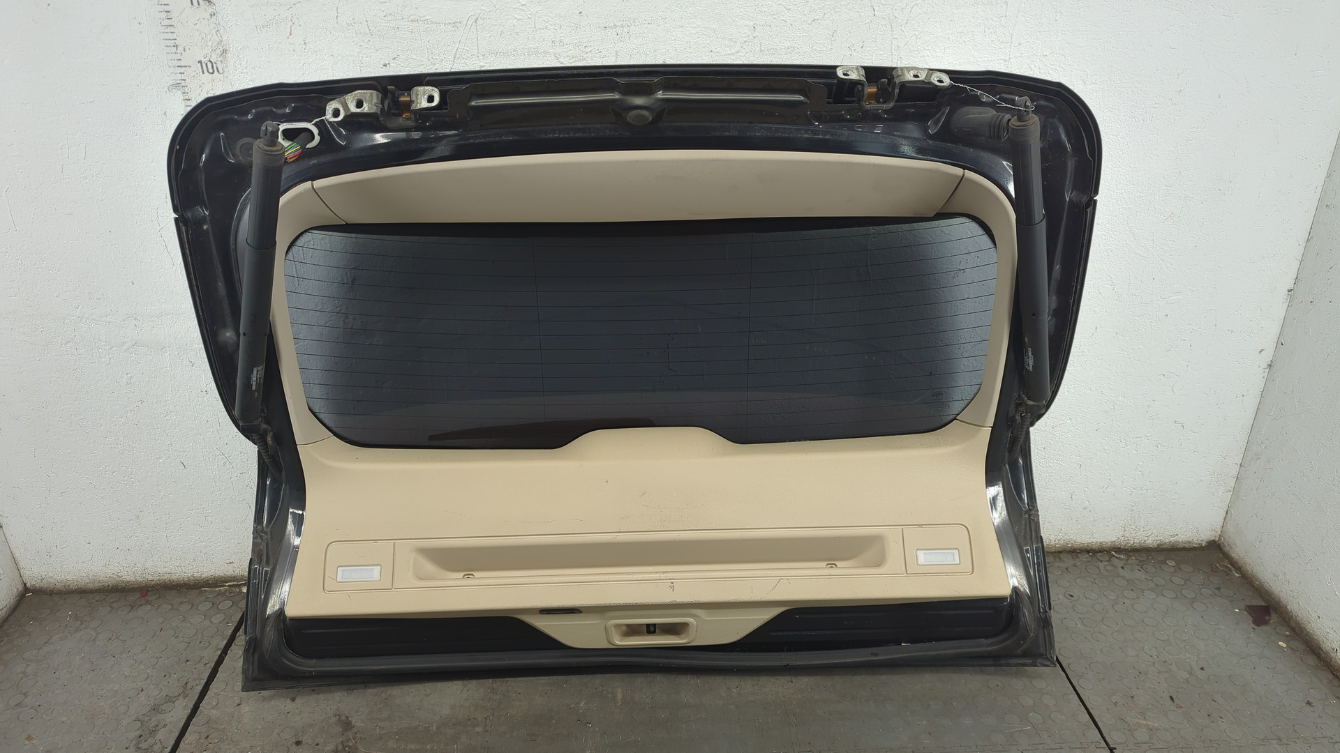 Дверь багажника