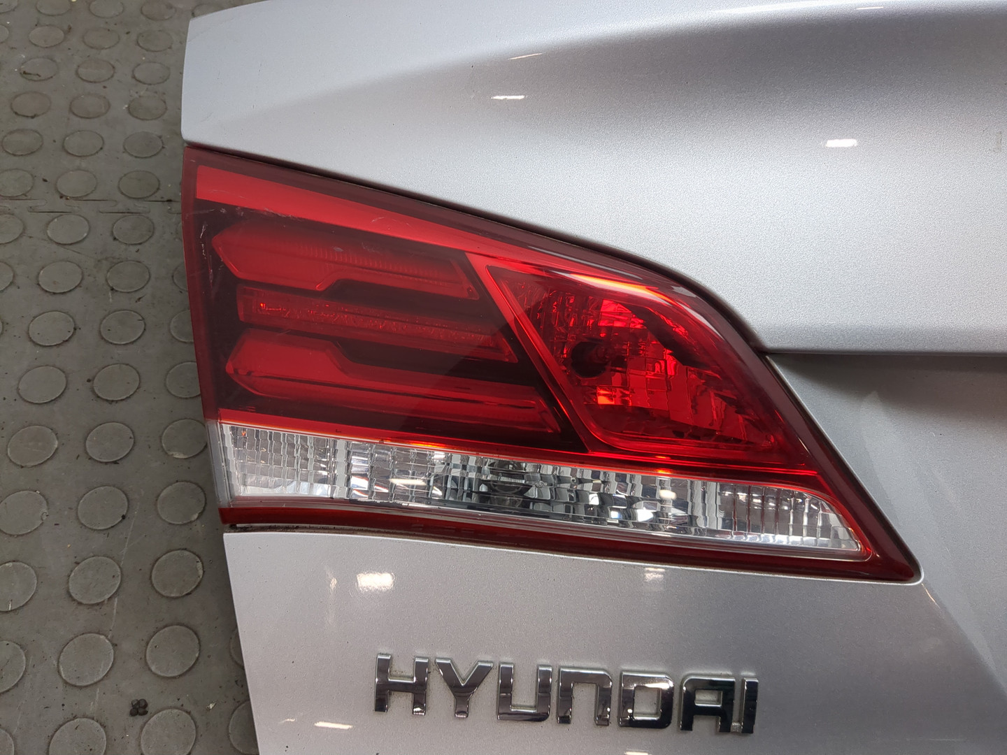 Дверь багажника