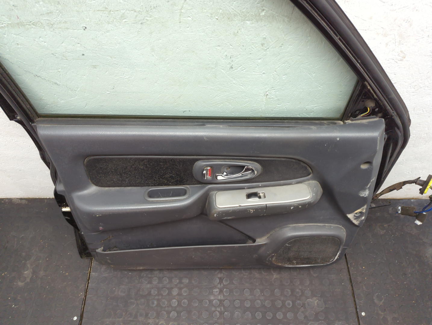 Дверь передняя левая
