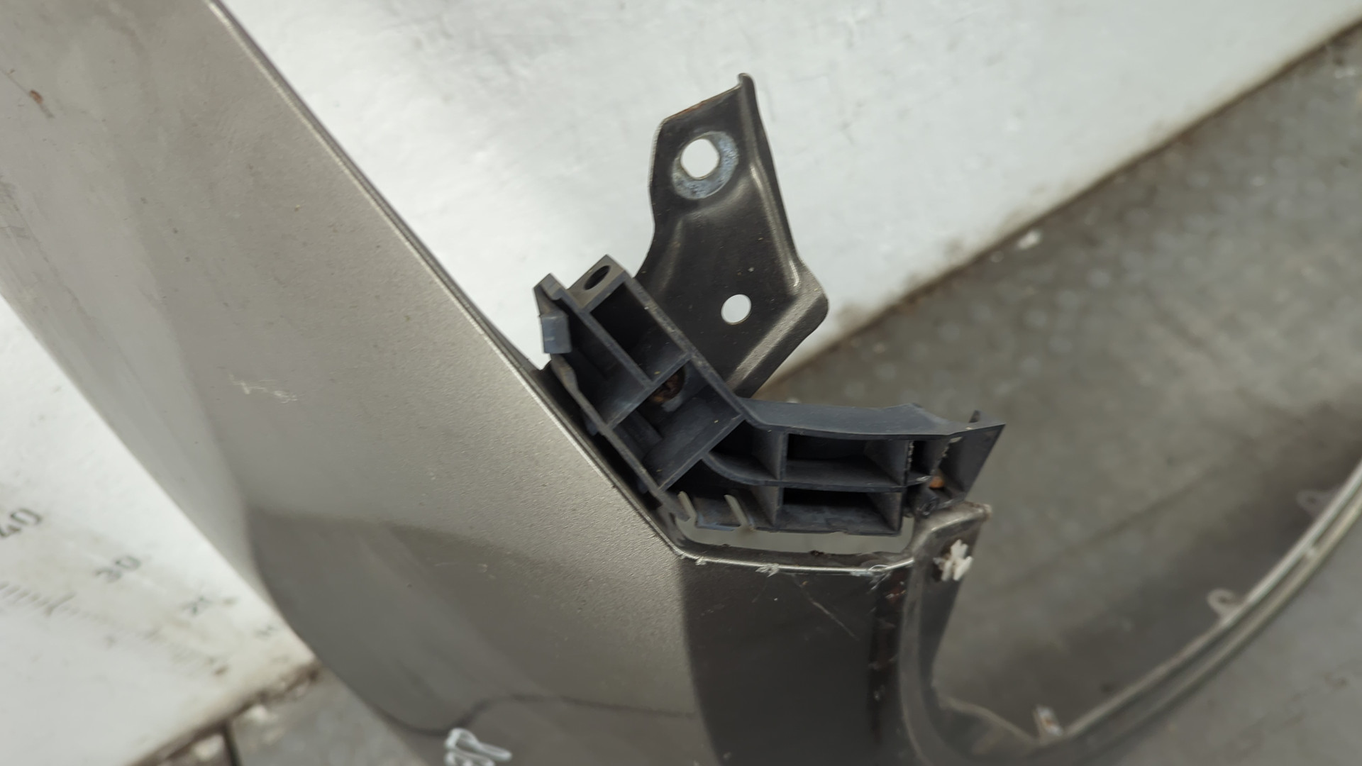 Крыло переднее правое