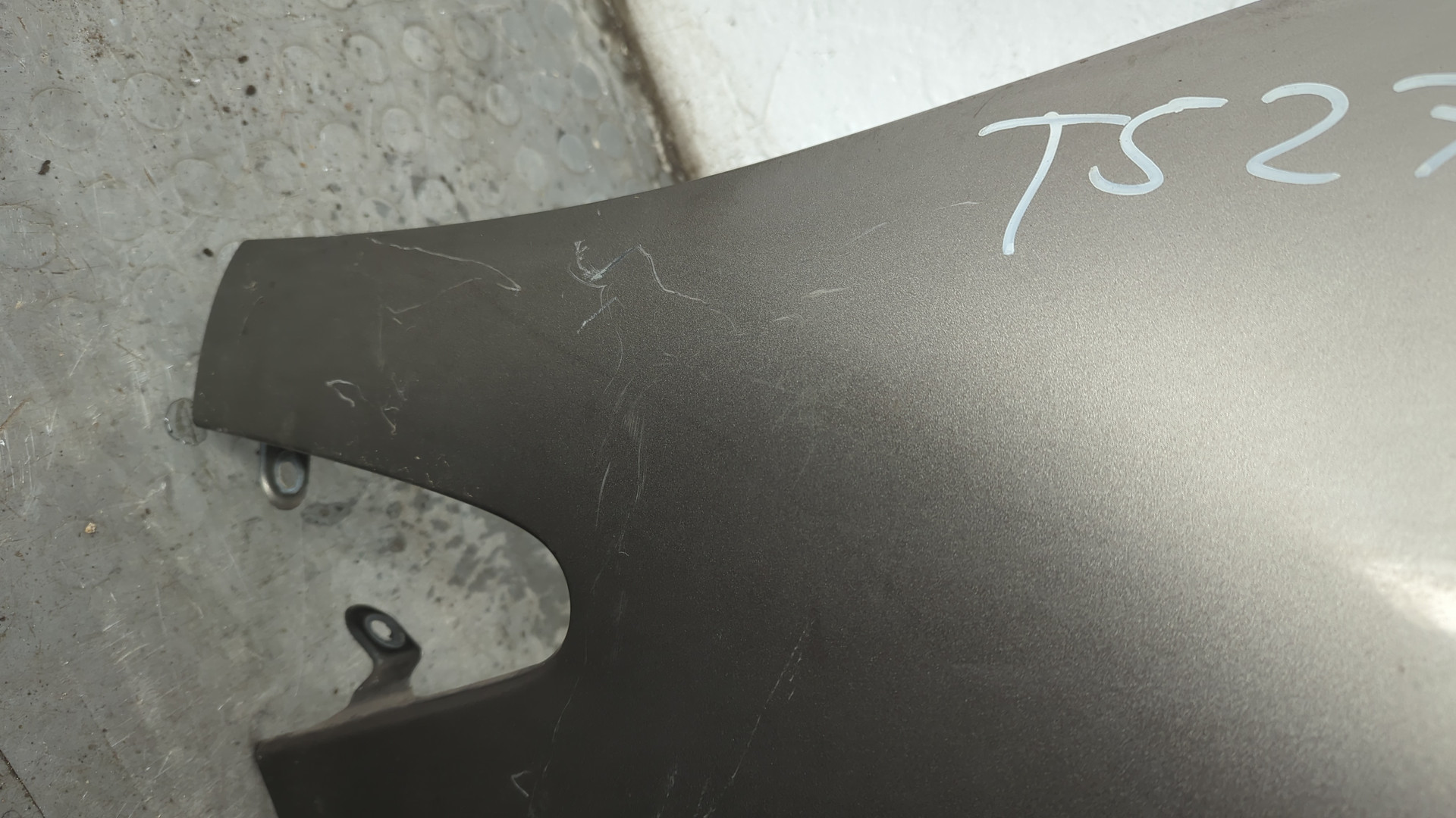 Крыло переднее правое